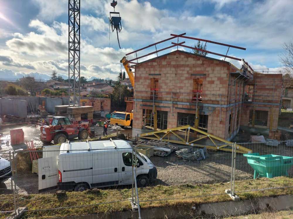 Début de pose de la charpente sur un bâtiment Poursuivre des élévations des murs sur le deuxième. Tous les efforts fournis par l’entreprise Pesce mériteront un repos salvateur pendant les fêtes.