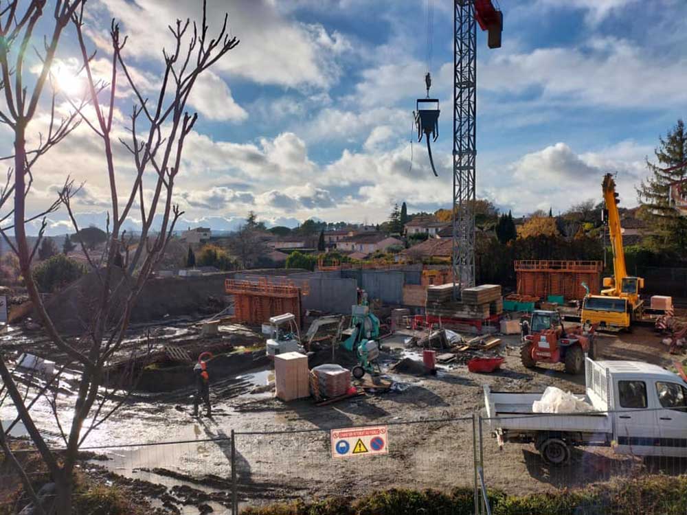Début de pose de la charpente sur un bâtiment Poursuivre des élévations des murs sur le deuxième. Tous les efforts fournis par l’entreprise Pesce mériteront un repos salvateur pendant les fêtes.